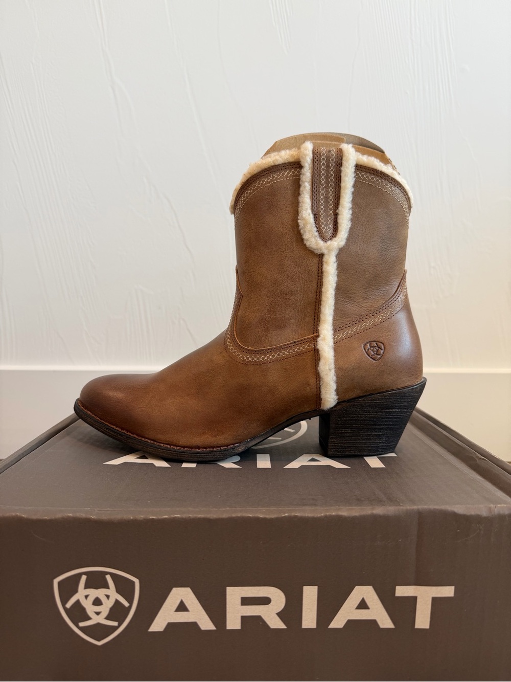 Ariat Darlin Fleece  Boot US 10 B | Sandstorm | 6” Height | Almond Toe